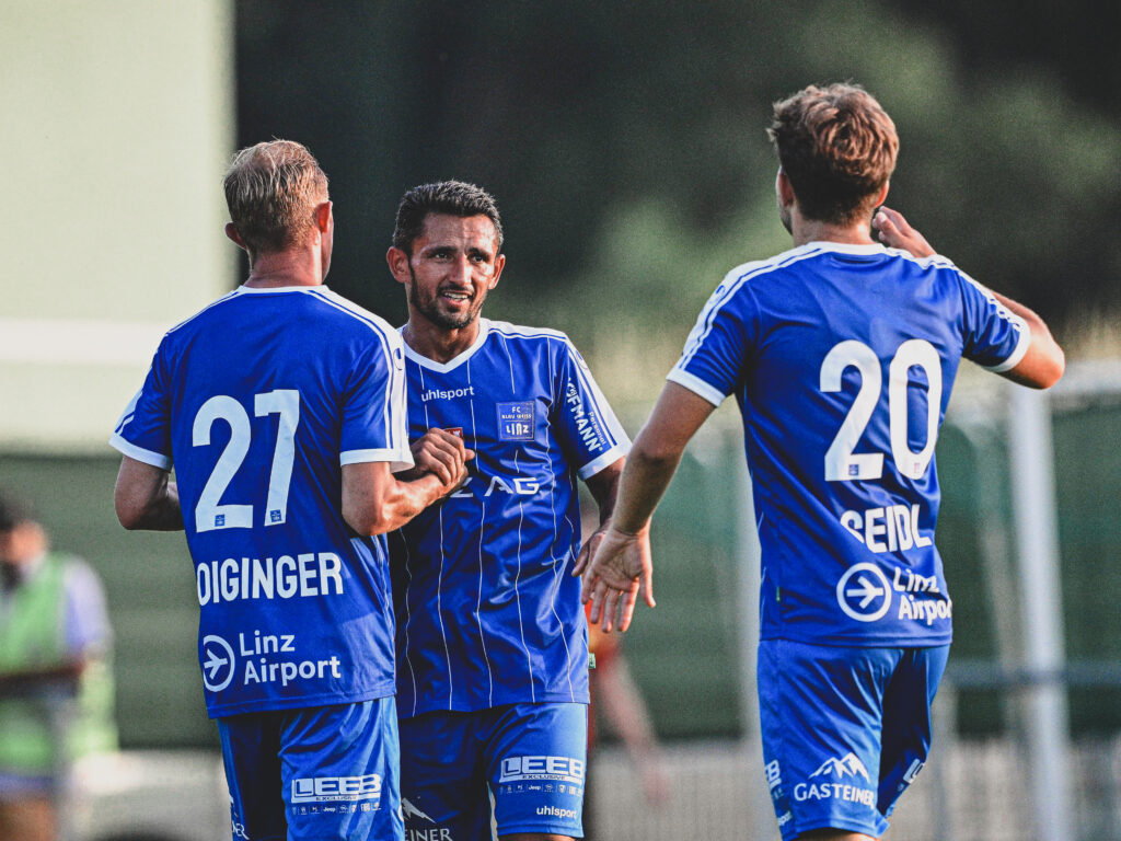 WILDON,AUSTRIA,27.JUL.24 - SOCCER - UNIQA OEFB Cup, SV Wildon vs FC Blau Weiss Linz. Image shows the rejoicing of Thomas Goiginger, Ronivaldo Bernardo Sales and Simon Seidl (Linz). Keywords: goal. Photo: GEPA pictures/ Avni Retkoceri