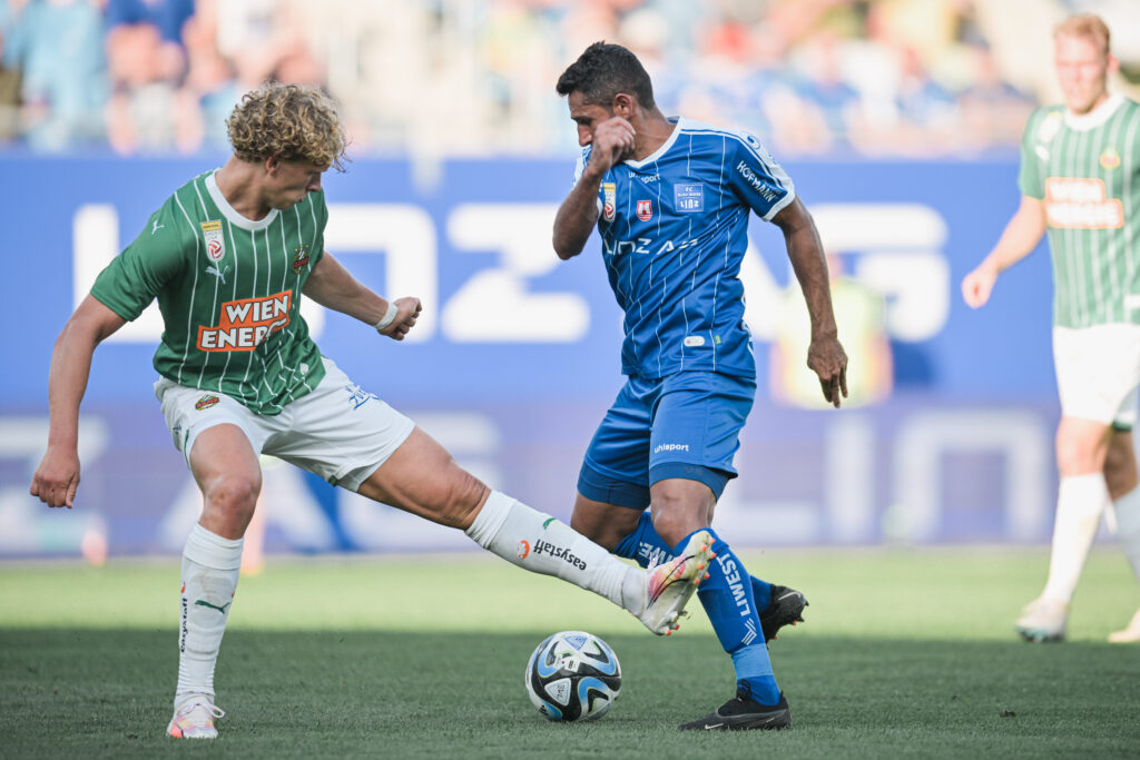 LINZ,AUSTRIA,20.AUG.23 - SOCCER - ADMIRAL Bundesliga, FC Blau Weiss Linz vs SK Rapid Wien. Image shows Leopold Querfeld (Rapid) and Ronivaldo Bernardo Sales (Linz). Photo: GEPA pictures/ Christian Moser