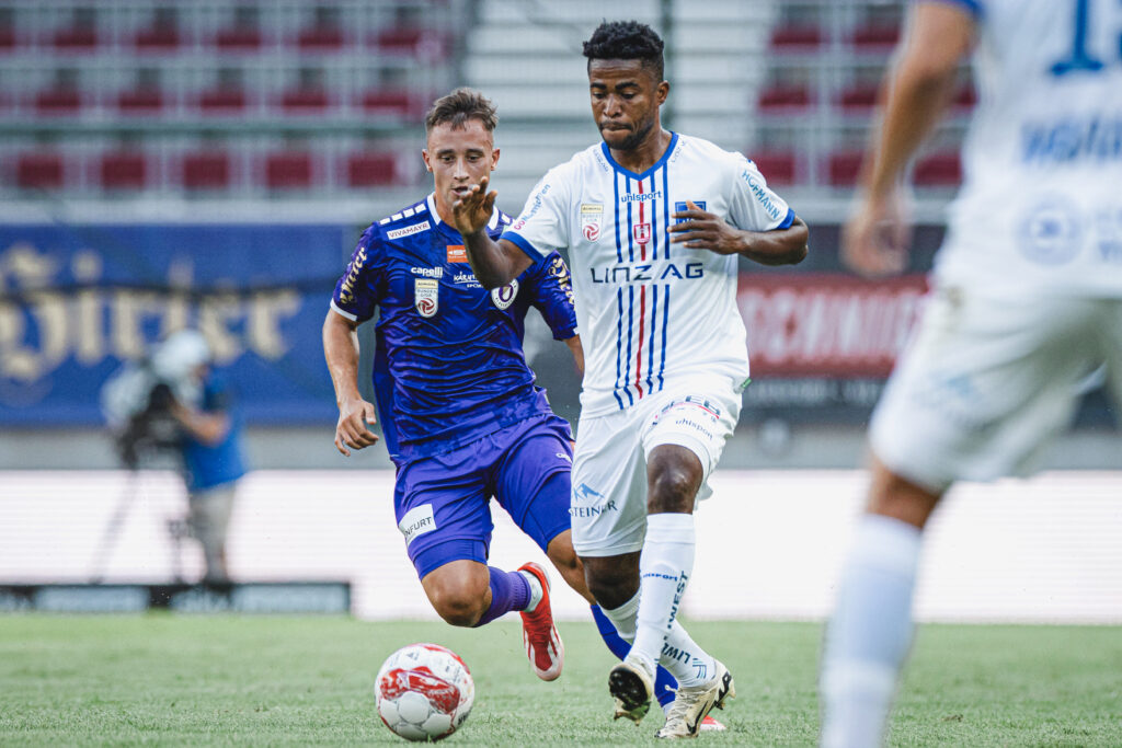 KLAGENFURT,AUSTRIA,31.AUG.24 - SOCCER - ADMIRAL Bundesliga, SK Austria Klagenfurt vs FC Blau Weiss Linz. Image shows Paul Mensah (Linz) and Tobias Koch (A.Klagenfurt).   Photo: GEPA pictures/ Matthias Trinkl