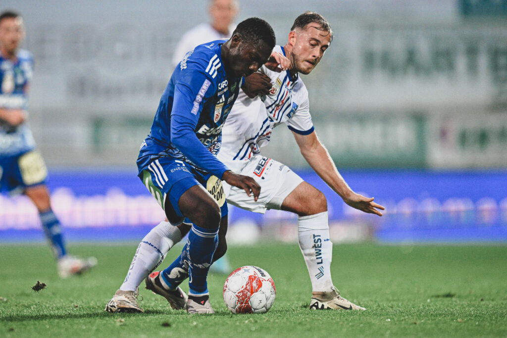 HARTBERG,AUSTRIA,26.OCT.24 - SOCCER - ADMIRAL Bundesliga, TSV Hartberg vs FC Blau Weiss Linz. Image shows Youba Diarra (Hartberg) and Simon Pirkl (Linz). Photo: GEPA pictures/ Avni Retkoceri