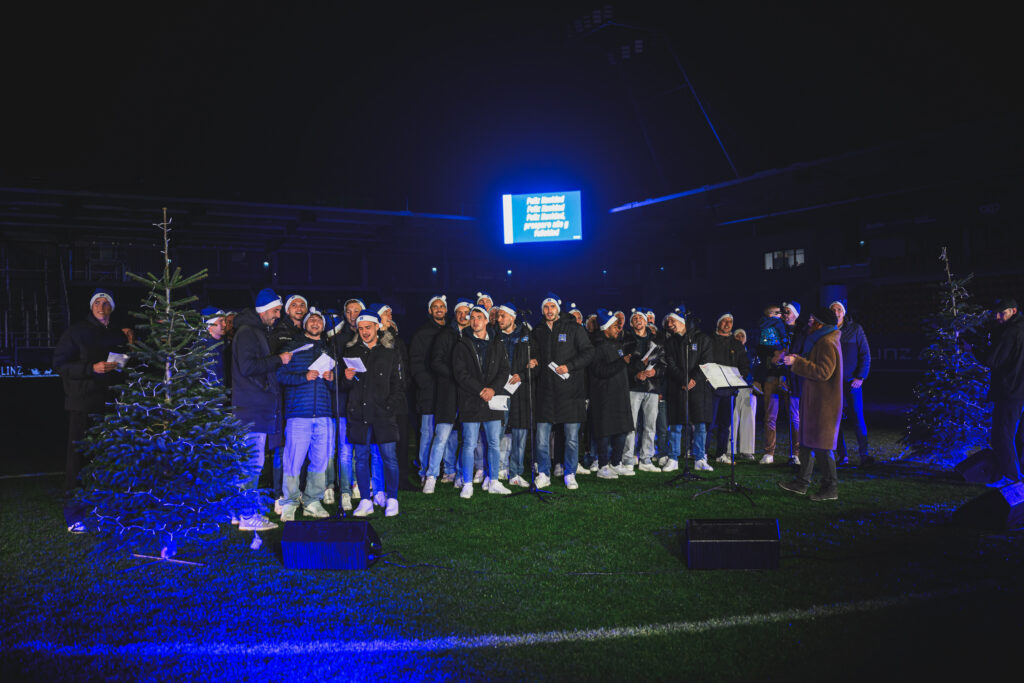 LINZ,AUSTRIA,03.DEC.24 - SOCCER - ADMIRAL Bundesliga, FC Blau Weiss Linz, Christmas singing.
Photo: GEPA pictures/ Christian Moser