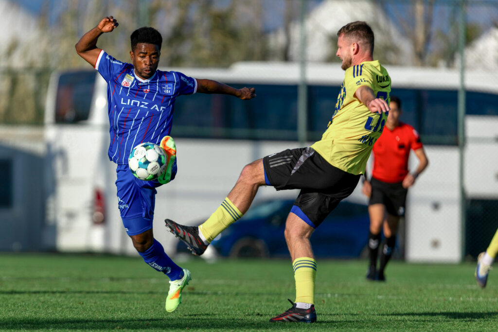 BELEK,TURKEY,17.JAN.26 - SOCCER - ADMIRAL Bundesliga, Chance Liga, FC Blau Weiss Linz vs FC Zlin, test match. Image shows Paul Mensah (Linz) and Antonin Krapka (Zlin). Photo: GEPA pictures/ Philipp Brem